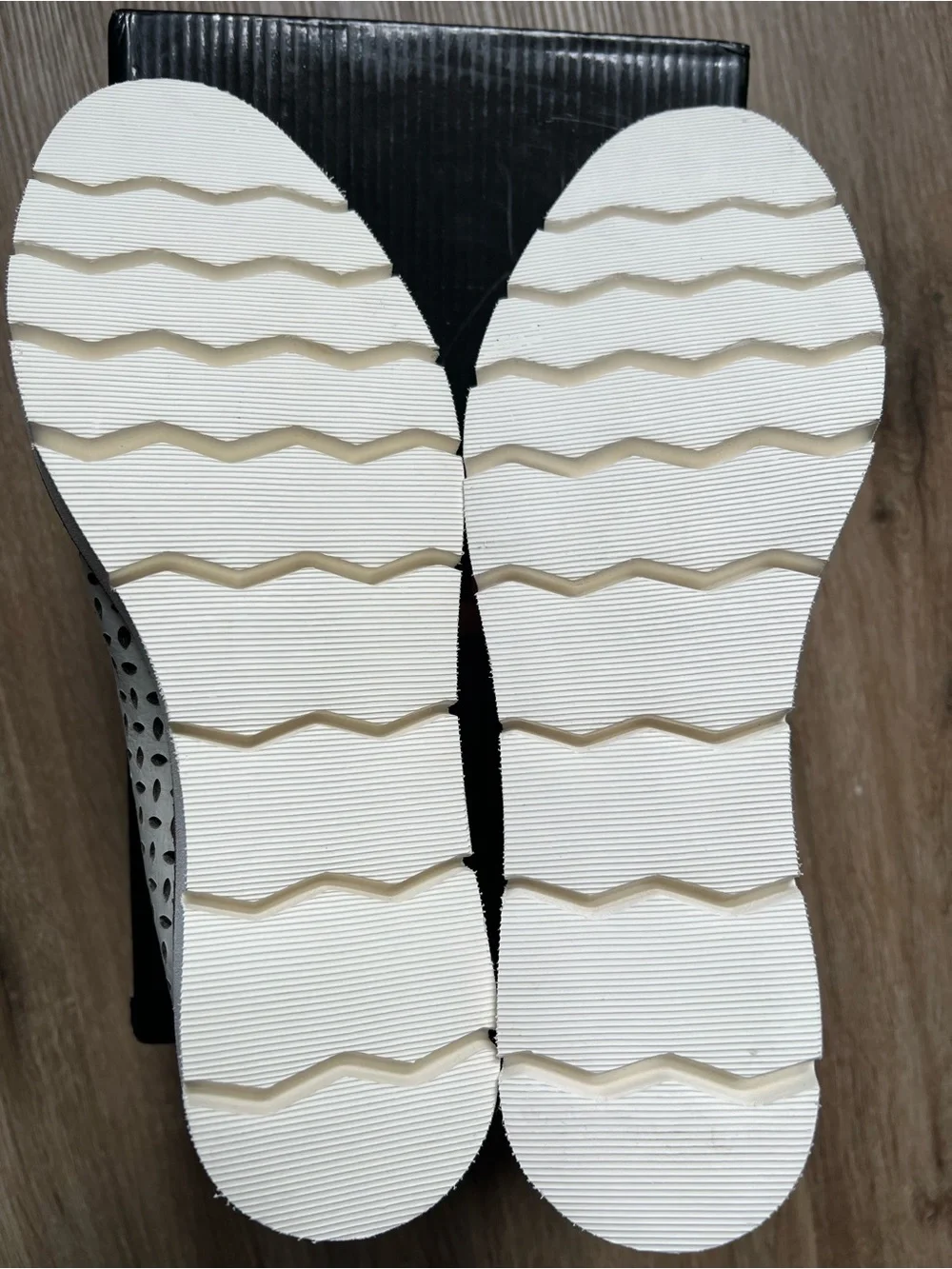 Medici Women's White Leather Perforated Derby W silver accent size 41(US10-10.5)